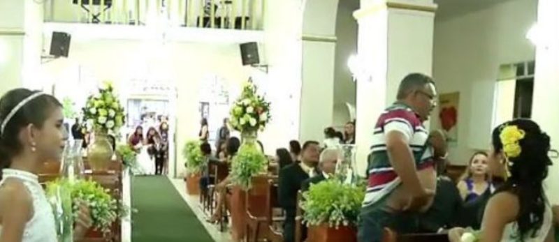 PÂNICO NA IGREJA: Homem baleia duas pessoas durante casamento; Veja vídeo 5