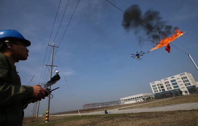China equipa drones com lança-chamas para remover lixo de cabos de energia 5