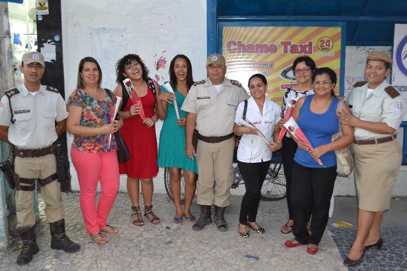 Policiais distribuíram flores em homenagem ao Dia da Mulher em Eunápolis 3