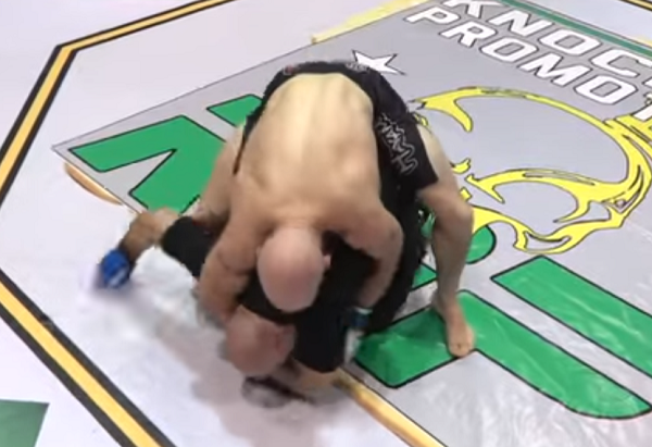 VÍDEO: Lutador de MMA se confunde e ataca juiz durante luta, assista 20