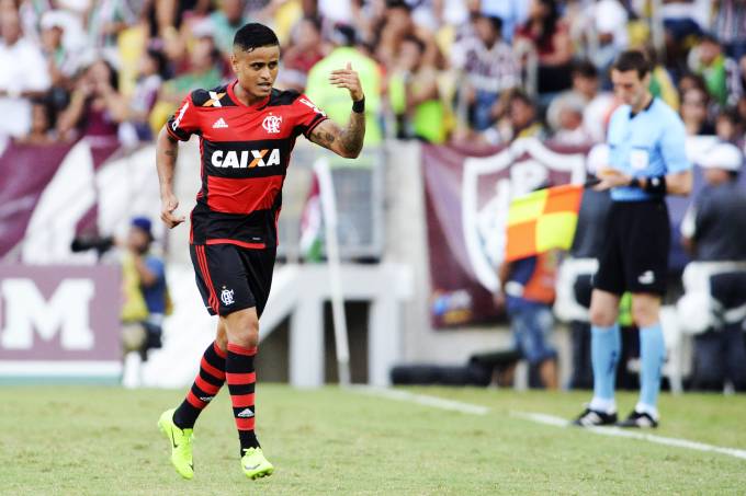 Com falha bizarra, Flamengo abre vantagem sobre Flu na final 5