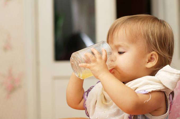 Crianças com menos de 1 ano não devem beber suco 20