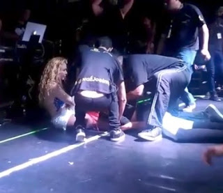 Vídeo: Joelma é derrubada no palco por fã durante show em SP 5