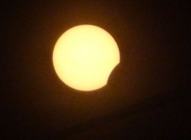 Feira: Estudante da Uefs registra eclipse solar; fenômeno também foi visto em Conquista 5