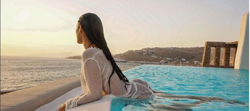 SENSUALIZANDO: Às vésperas de lançamento de clipe, Simaria posa sexy de biquíni em hotel de luxo na Grécia 5