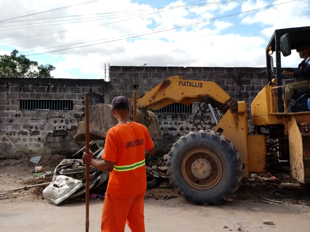 Prefeitura realiza limpeza de área de descarte irregular de lixos e entulhos no Gusmão 6