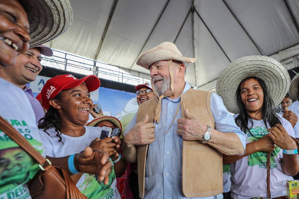 Viúvo, Lula é assediado por mulheres em caravana 10