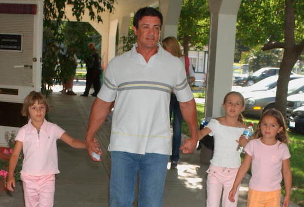 As 3 filhas de Sylvester Stallone cresceram e estão chamando atenção do mundo por causa da beleza. Confira: 5