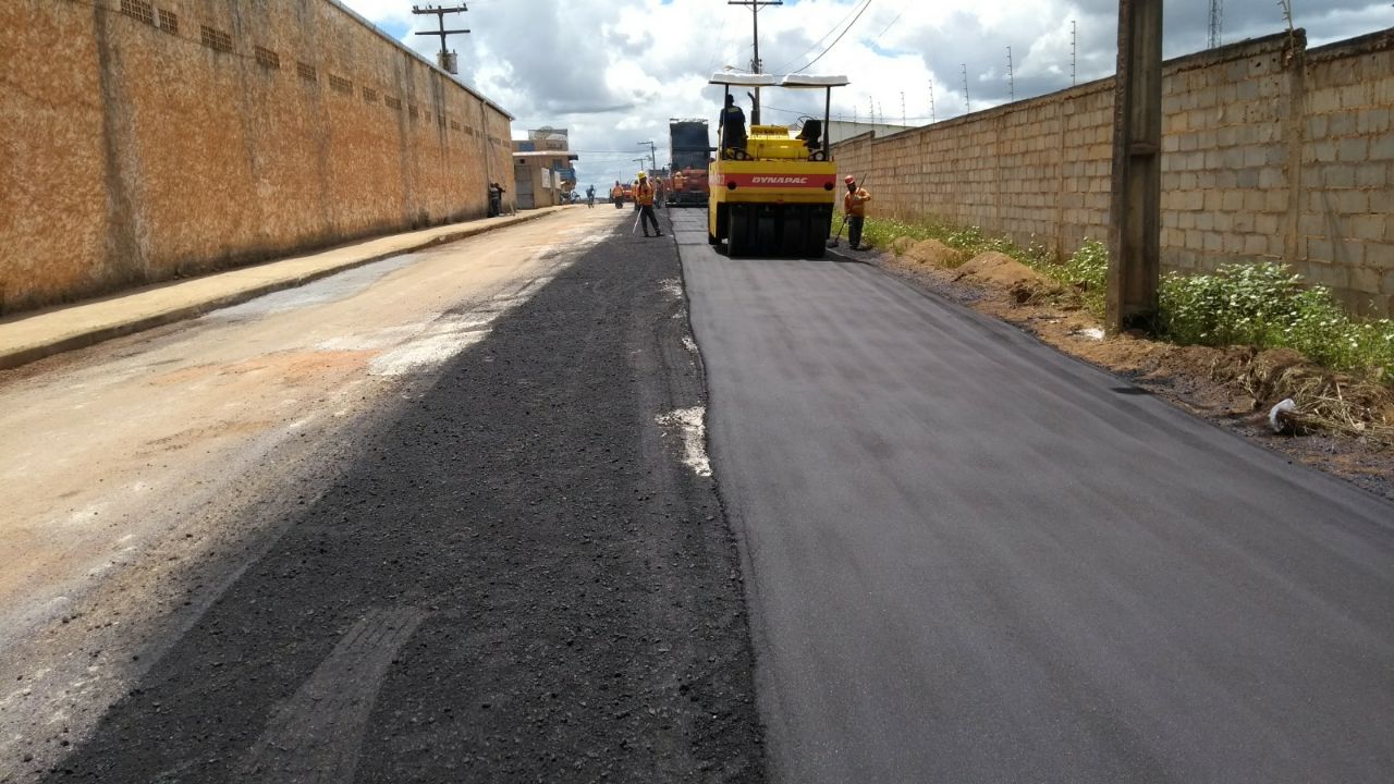 Prefeitura de Eunápolis iniciou asfaltamento do bairro Stela Reis nesta quarta-feira (25/10) 6