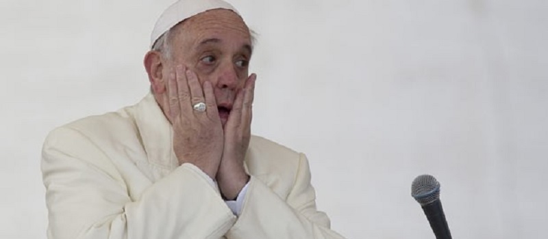 ASSIM NÃO DÁ!: Papa critica uso de celular entre fiéis e religiosos durante as missas 5