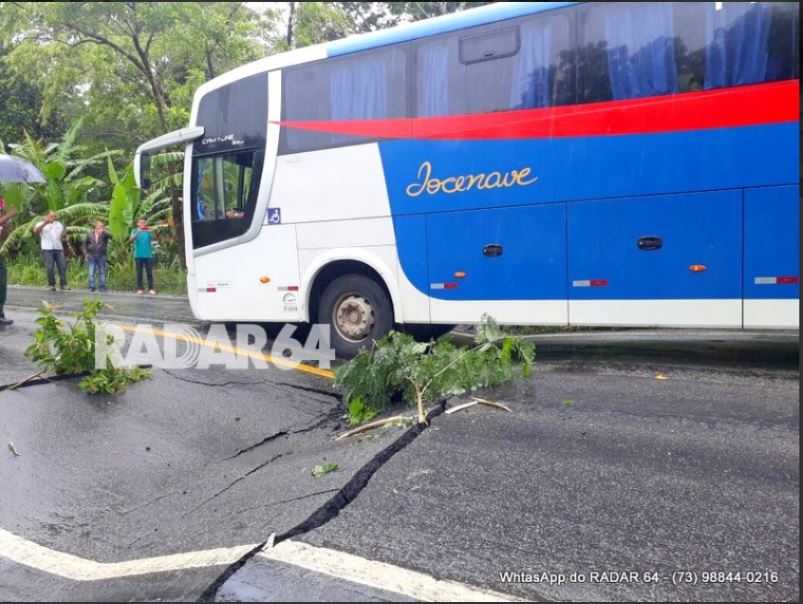 BR-101: asfalto cede perto de Itamaraju e trânsito sofre restrições 6