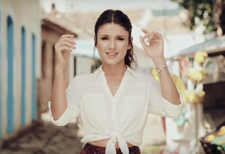 Celebrando o empoderamento feminino, Paula Fernandes posta foto nua e internautas elogiam 21