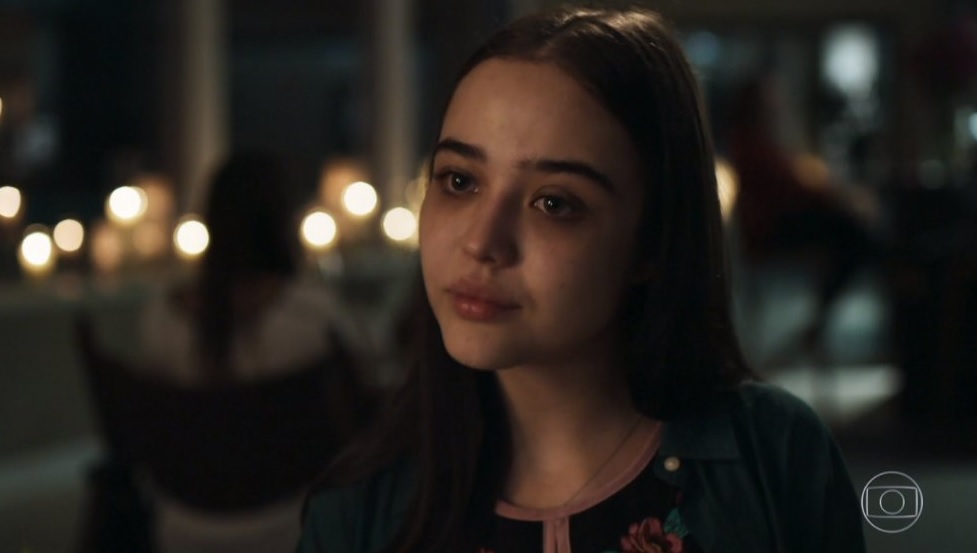 Laura entra com Vinícius na igreja, se desespera e tem reação surpreendente em O Outro Lado do Paraíso 8