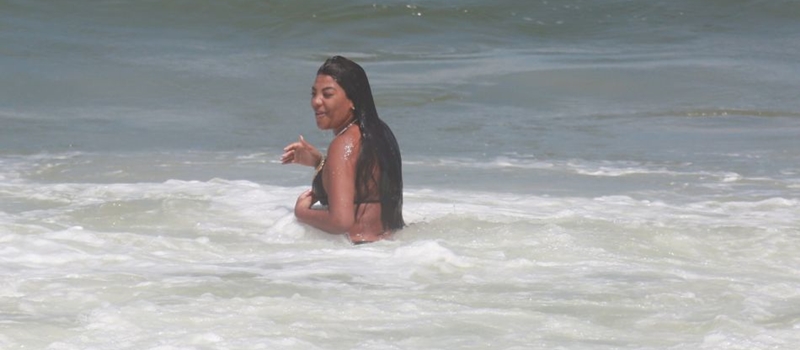 Ludmilla curte praia com biquíni fio dental e exibe corpão; Veja fotos 5