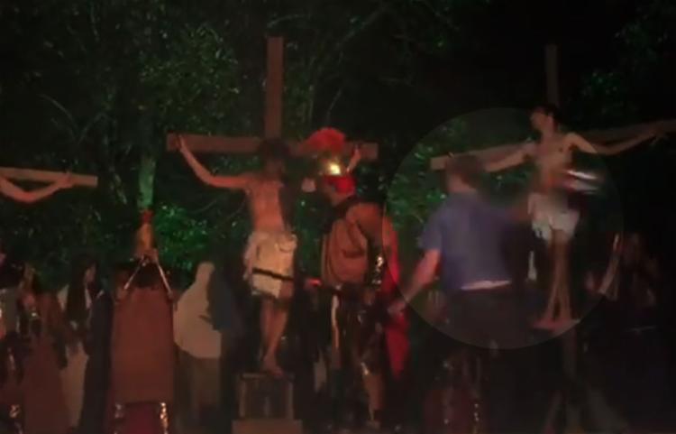 Homem invade palco e dá golpe de capacete para salvar 'Jesus' em peça teatral 5