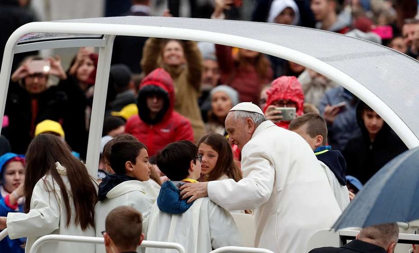 Papa Francisco quebra protocolo e dá ‘carona’ para crianças 5