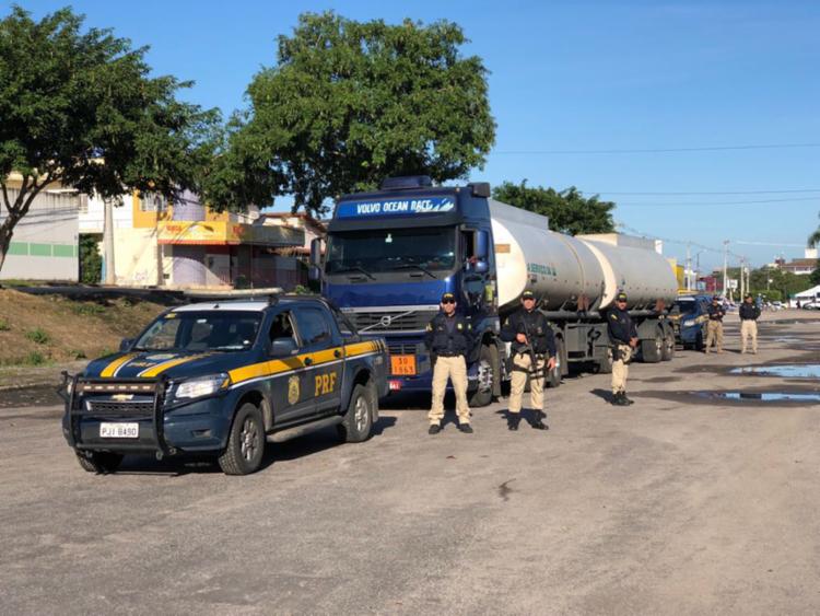 PRF escolta caminhão de combustível até o aeroporto de Porto Seguro 2