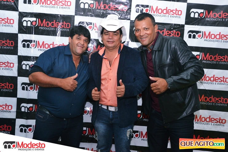 Muita música brega com Edmilson Batista na primeira noite do 5º Fest Vinhático 6