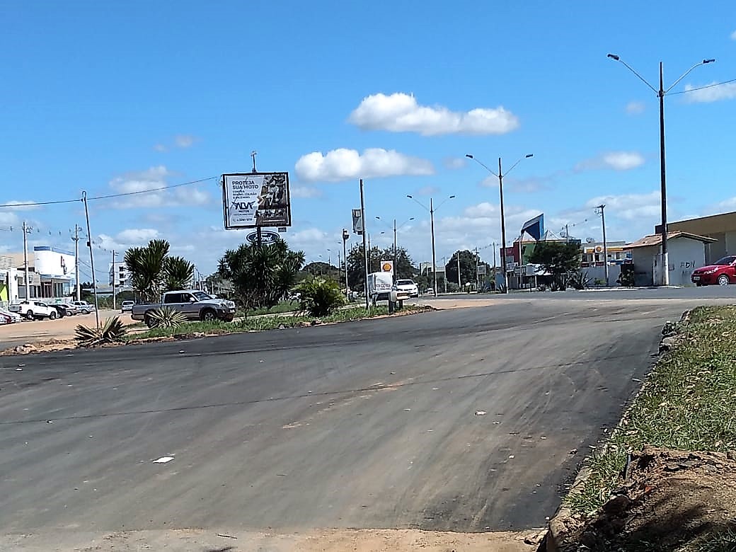secretário da Prefeitura de Eunápolis põe asfalto somente na frente dos imóveis dele 5