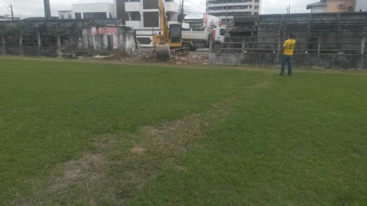 Trator amanheceu derrubando os muros do Estádio Itamarzão 6