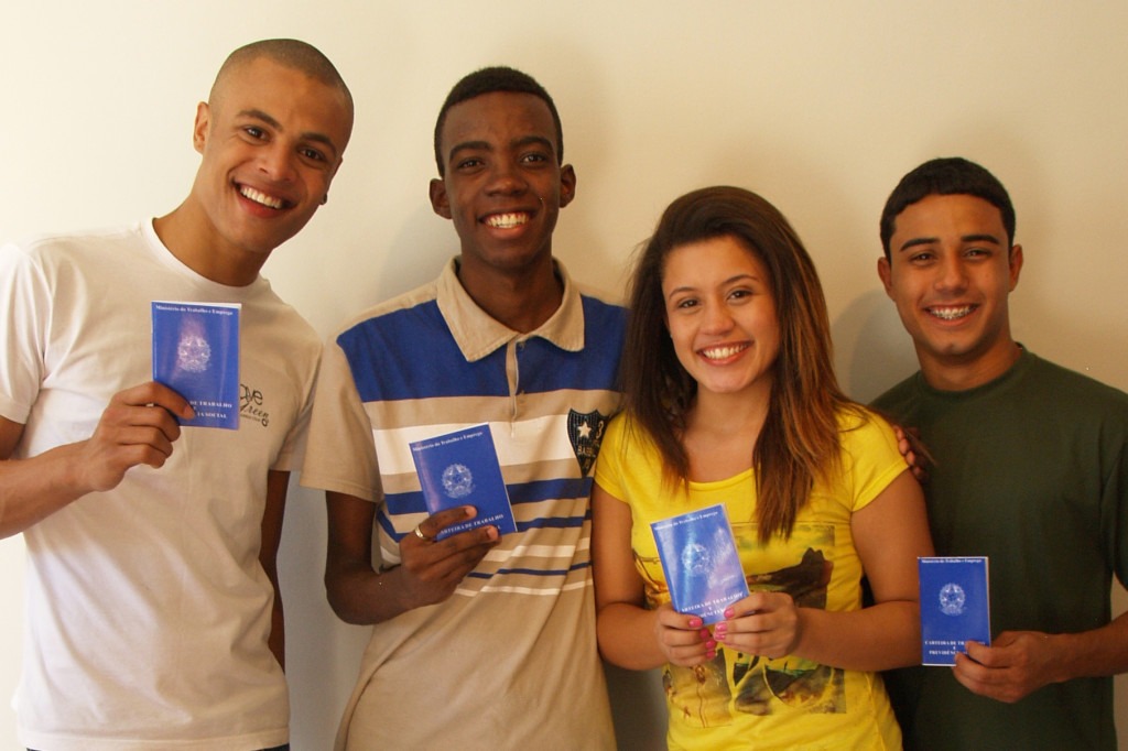 Prefeito sanciona lei para proporcionar geração de emprego para jovens aprendizes 12