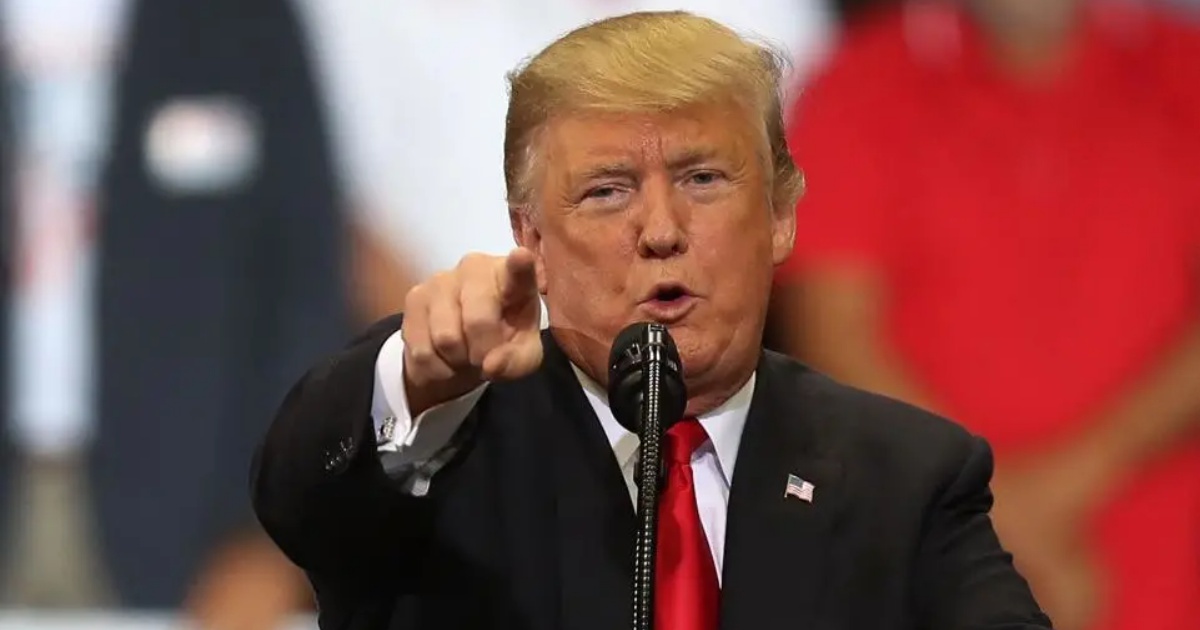 Presidente Donald Trump interrompe discurso para socorrer uma mulher na platéia 5