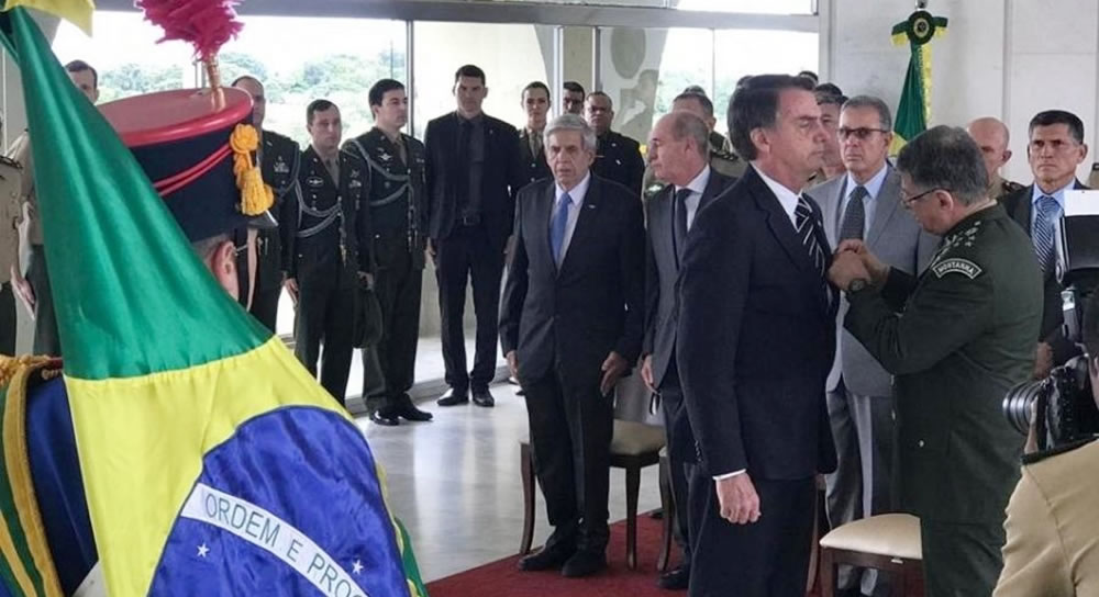 Exército Brasileiro concede medalha a Bolsonaro por ato de bravura 8