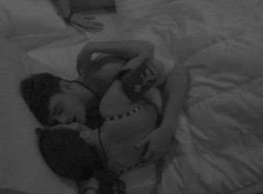 BBB 2017: Casais dividem a mesma cama e clima esquenta no quarto do líder 4