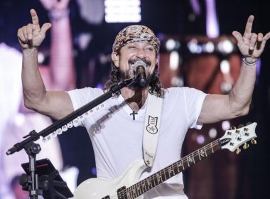 Bell Marques leva rasteira de fã em show e cai em palco de Maceió; veja vídeo 13