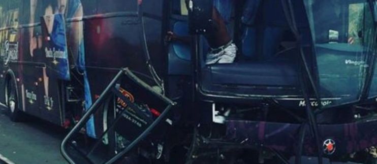 COLISÃO: Ônibus que transportava banda baiana bate contra carreta na BR-116 108