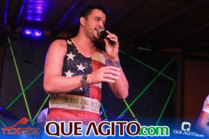 Arraial D'ajuda: Leandro Campeche anima foliões na segunda noite do Carnaval do Tex 24