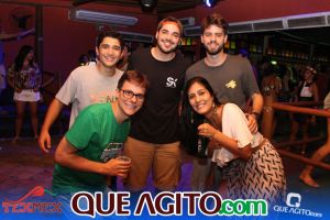 Arraial D'ajuda: Leandro Campeche anima foliões na segunda noite do Carnaval do Tex 86