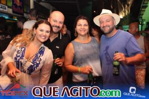 Arraial D'ajuda: Leandro Campeche anima foliões na segunda noite do Carnaval do Tex 70