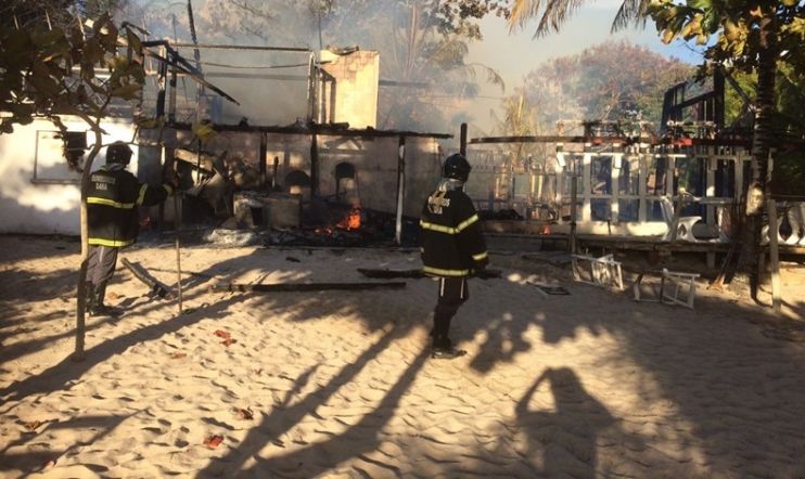 Incêndio destrói cabana de praia na orla de Porto Seguro Incêndio destrói cabana de praia na orla de Porto Seguro 6
