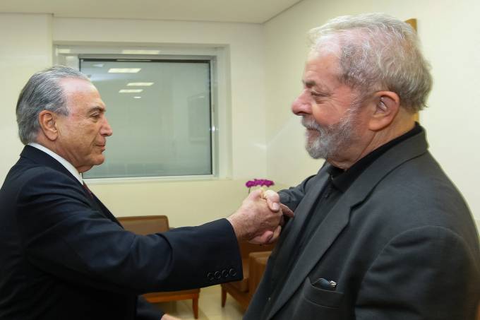Temer visita Lula e é hostilizado em hospital 12