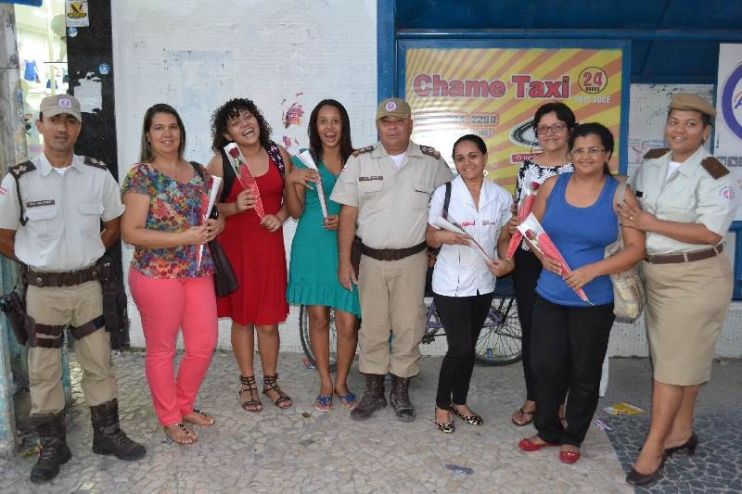 Policiais distribuíram flores em homenagem ao Dia da Mulher em Eunápolis 10