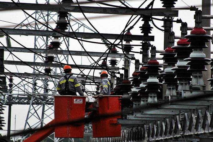 Conta de luz terá cobrança de taxa extra em abril Com a bandeira vermelha, que será aplicada em seu primeiro patamar, serão adicionado 3 reais a cada 100 quilowatt-hora (kWh) 13