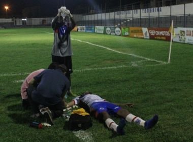 Jogador toma soro na veia no gramado após ter hipoglicemia durante jogo no PI 12