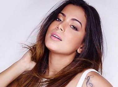 Em clima de protesto, Anitta publica imagens com cunho machista: 'Triste realidade' 5