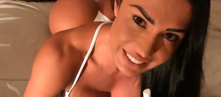 Gracyanne Barbosa posta foto sensualizando de lingerie 13