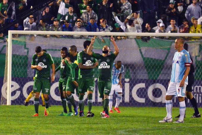 Brasileirão: Chapecoense derrota Avaí e chega à liderança 5