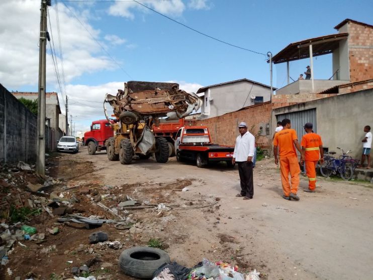 Prefeitura realiza limpeza de área de descarte irregular de lixos e entulhos no Gusmão 163