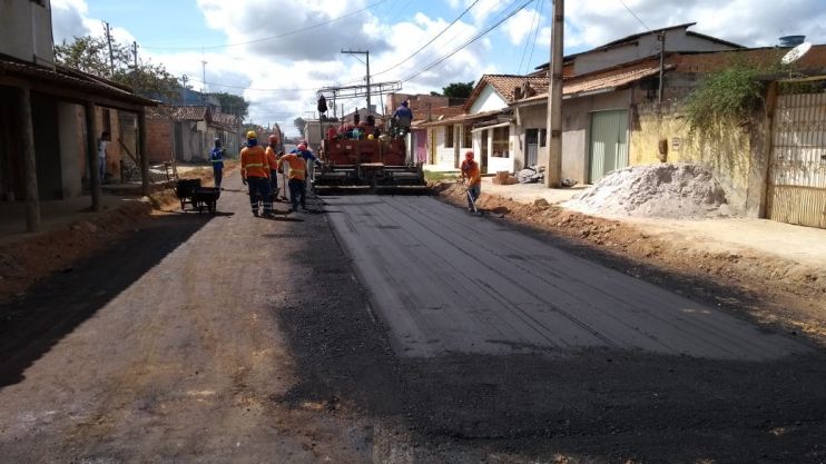 Prefeitura começa semana com equipes de asfaltamento no Juca Rosa 4