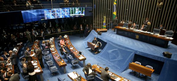 Senado aprova PEC que veda coligações e cria cláusula de desempenho 5