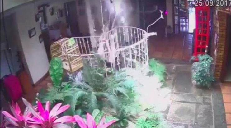 Cantor Tomate Cai De Altura De 5 Metros Na Casa De Um Amigo; Veja O Vídeo Cantor Tomate Cai De Altura De 5 Metros Na Casa De Um Amigo; Veja O Vídeo 9