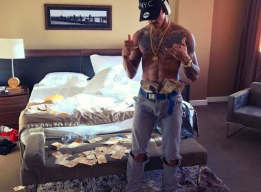 MC Livinho ostenta nas redes sociais esbanjando notas de R$ 100 e R$ 50 170