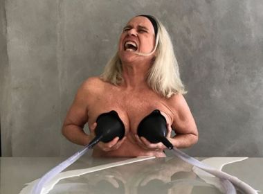 Atriz Vera Holtz volta a polemizar nas redes sociais com foto seminua 13