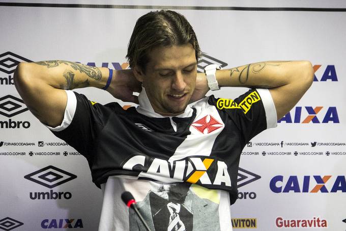 Ex-volante do Vasco e do Fluminense agride policial e é preso 12