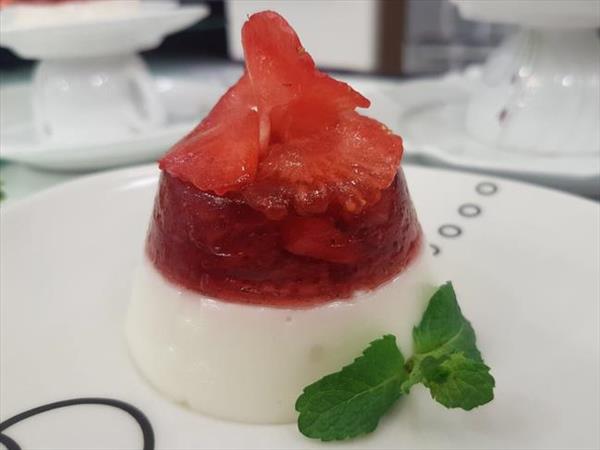 Receita: Gelatina vermelha com mousse de iogurte 4