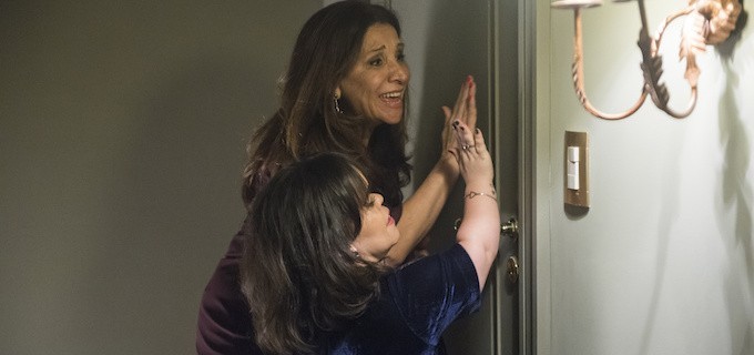 O Outro Lado do Paraíso: Com vergonha, Sophia tranca a filha anã no quarto 11